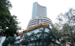 Share Market: ब्याज दर में जल्द कमी नहीं होने के संकेत से बाजार लुढ़का