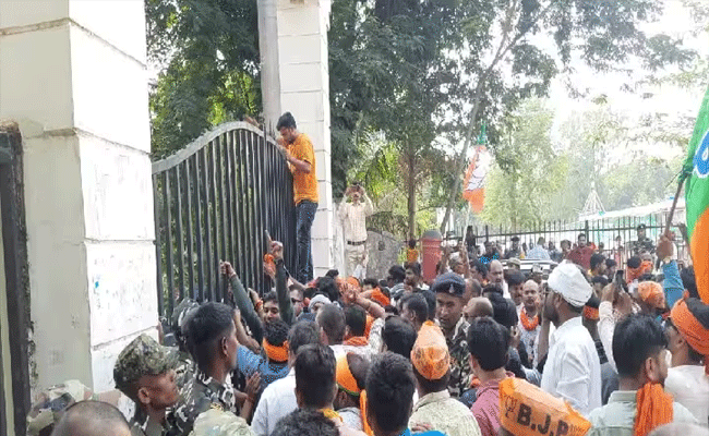 छत्तीसगढ़: कांग्रेस एवं BJP कार्यकर्ताओं ने एक दूसरे के कार्यालयों पर किया हंगामा