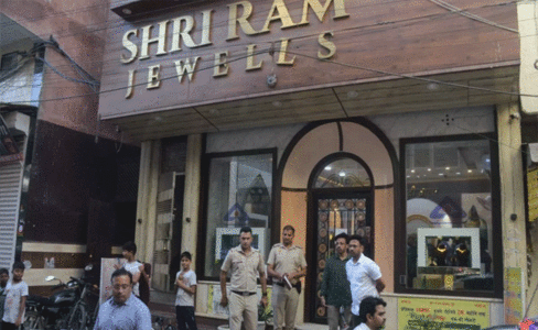 दिल्ली में एक और ज्वेलरी शॉप में बड़ी लूट; 50 लाख के गहने लूटकर फायरिंग कर भागे आरोपी