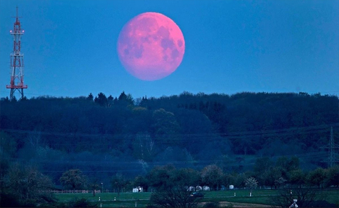 आज नजर आएगा गुलाबी चंद्रमा, जानिए इसका क्या है कारण और कितने रंगों का होता है चांद