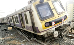 मुंबई सीएसएमटी स्टेशन पर टला बड़ा हादसा, पटरी से उतरी लोकल ट्रेन की बोगी