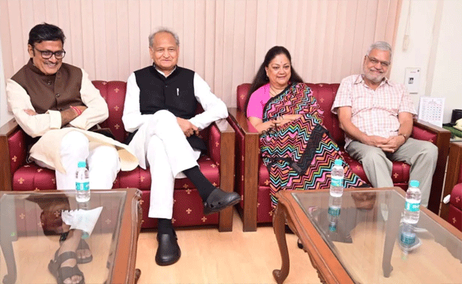 BJP के चुनाव प्रचार से गायब वसुंधरा राजे सीएम गहलोत संग आईं नजर, बढ़ी हलचल BJP के चुनाव प्रचार से गायब वसुंधरा राजे सीएम गहलोत संग आईं नजर, बढ़ी हलचल