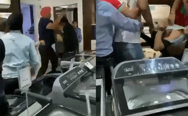 दिल्ली में आईफोन 15 को लेकर हुई हाथापाई, मोबाइल की दुकान के कर्मचारियों और ग्राहकों में चले लात-घूंसे दिल्ली में आईफोन 15 को लेकर हुई हाथापाई, मोबाइल की दुकान के कर्मचारियों और ग्राहकों में चले लात-घूंसे