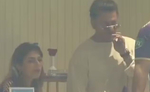 स्टेडियम में सिगरेट पीते दिखे शाहरुख, मचा गया बवाल