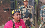 भारत-बांग्लादेश सीमा की कंटीले तार पार करके वोट डालने आए 2500 लोग