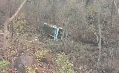 बुरहानपुर में भीषण हादसा: इंदौर से अकोला जा रही यात्री बस 40 फीट गहरी खाई में गिरी, 19 लोग घायल