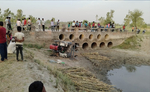 सीतापुर में बड़ा हादसा, पुलिया तोड़कर सूखी नहर में गिरा ट्रैक्टर, 3 मासूम बच्चों की मौत