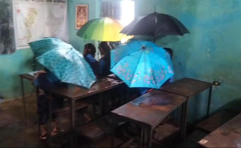 छत्तीसगढ़ में बदहाली में 'देश का भविष्य', क्‍लासरूम में छाता लेकर पढ़ाई कर रहे बच्‍चे, छत से टपक रहा पानी